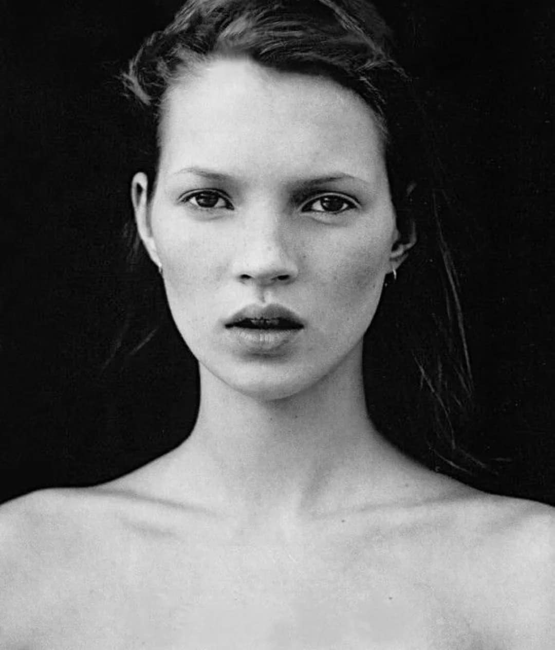 Kate Moss in the Calvin Klein Obsession 1993 campaign by Mario Sorrenti, showcasing the 90s minimalist makeup look with raw satin skin texture and lean brows.